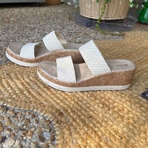 EUC BZEEZ Wedge Slide